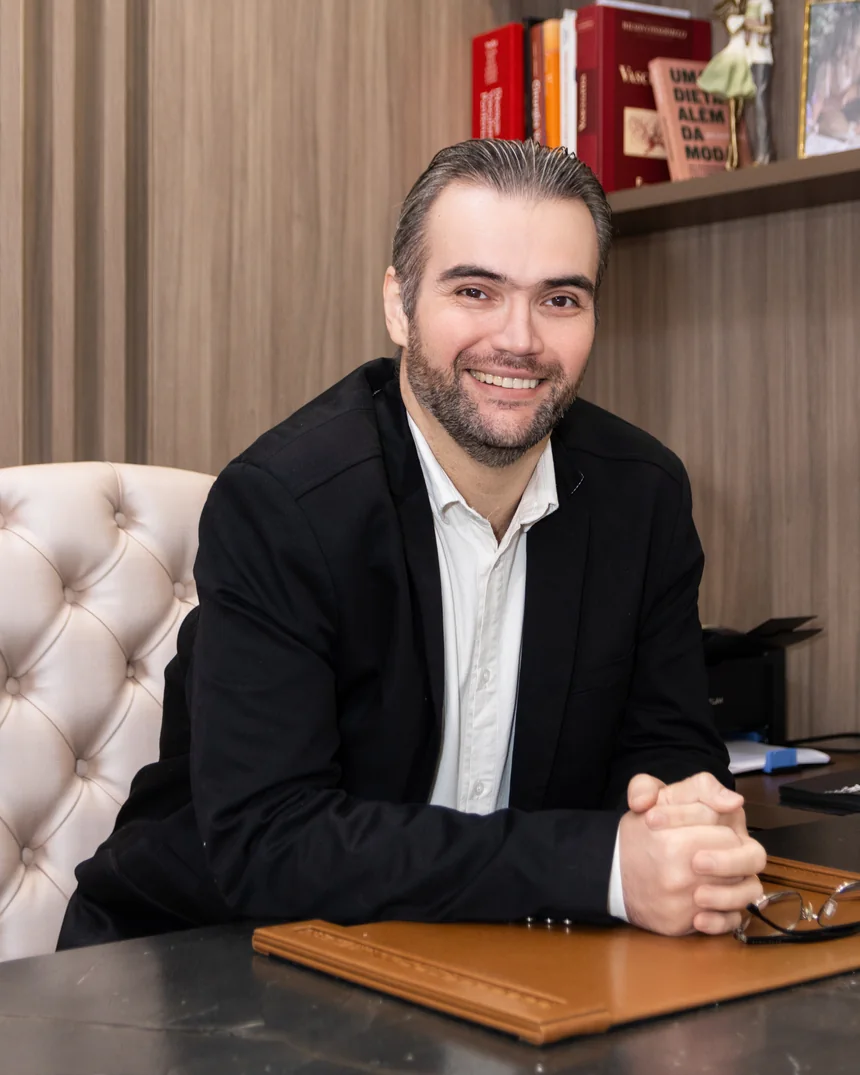 Dr. Antônio Queiróz em seu consultório em Sorriso-MT
